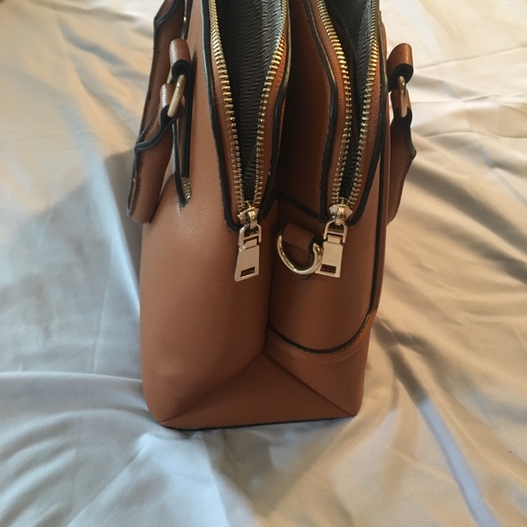 Light brown crossbody with two pockets - Picture 7 of 7